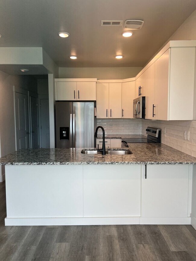 Building Photo - Beautiful 3 Bed, 2.5 Bath Townhome in Summerfield Subdivision | $1,995/month