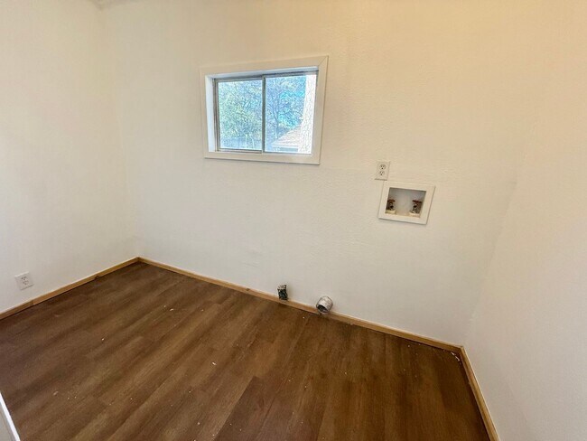 Building Photo - 4-bed, 3-bath, HUGE yard!