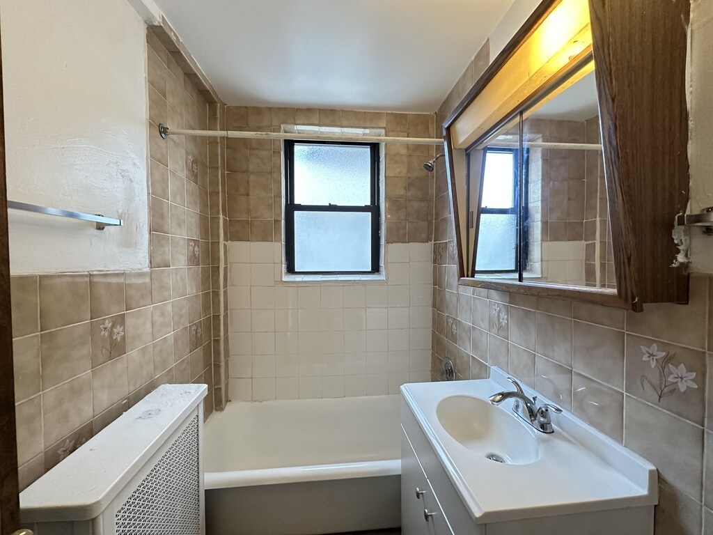 Building Photo - 739 W Belmont Ave