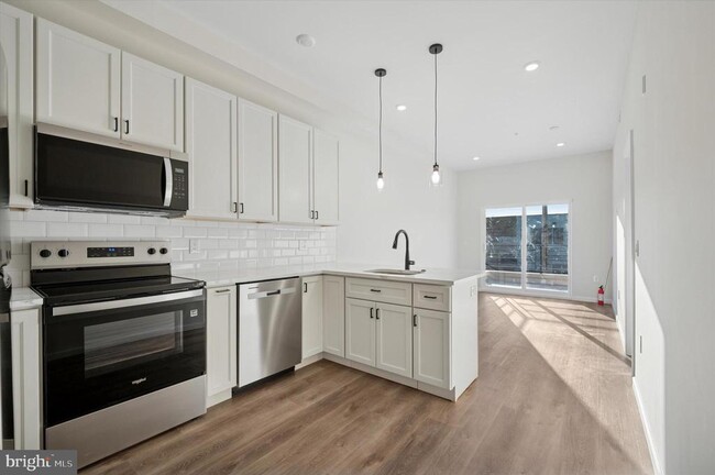 Building Photo - 105 N 63rd St