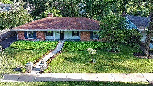 Building Photo - 337 E Blodgett Ave