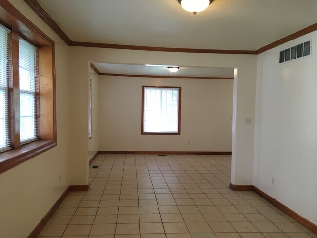 Building Photo - Section 8 Voucher Accepted / 5 BR House