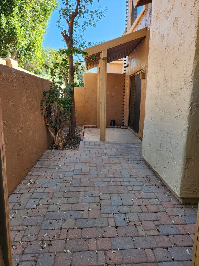 Enclosed patio - 5640 E Bell Rd