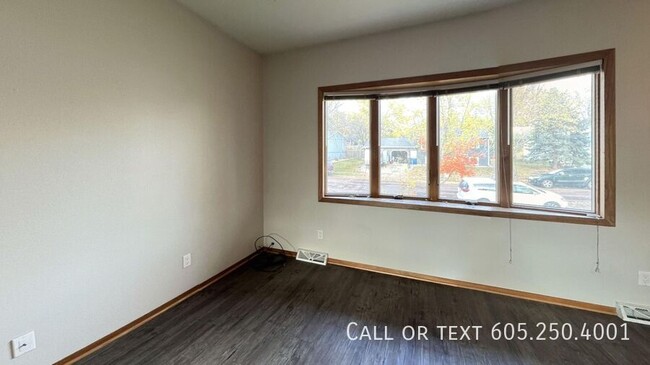 Building Photo - 4 bed 2 bath Newly Remodeled Home with att...