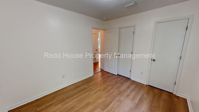 Building Photo - 111 Oakridge Cir