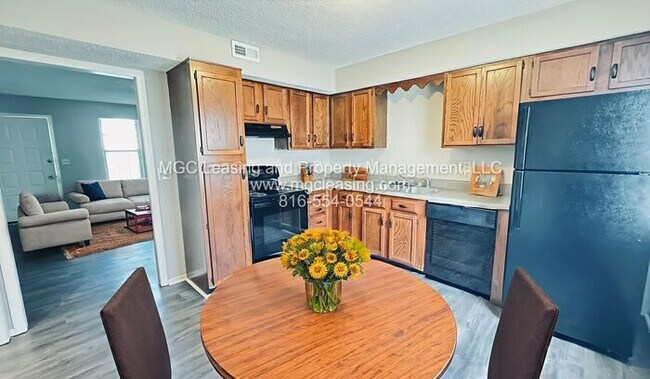 Building Photo - Lee's Summit Townhome - Available Now - Pa...