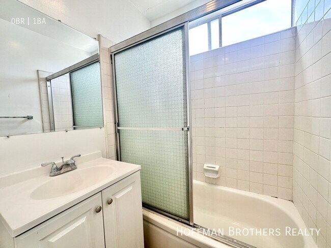 Building Photo - 14026 Oxnard St