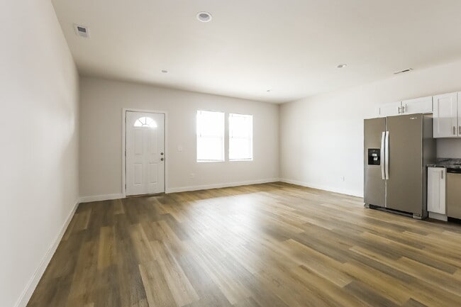 Building Photo - "Charming 3-Bed, 2-Bath Duplex on Broad Ripple Ave – Spacious 1250 Sq. Ft. Living in Vibrant Indi...