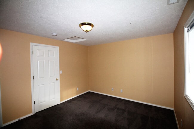 Building Photo - 3bd/2ba With Beautiful Private Fully Fence...