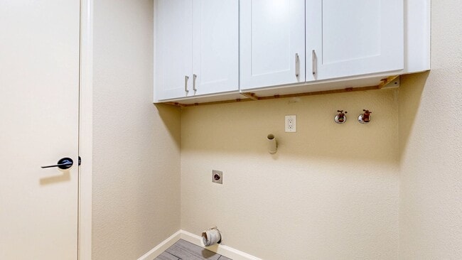 Building Photo - Meticulously Maintained Four Bedroom Singl...