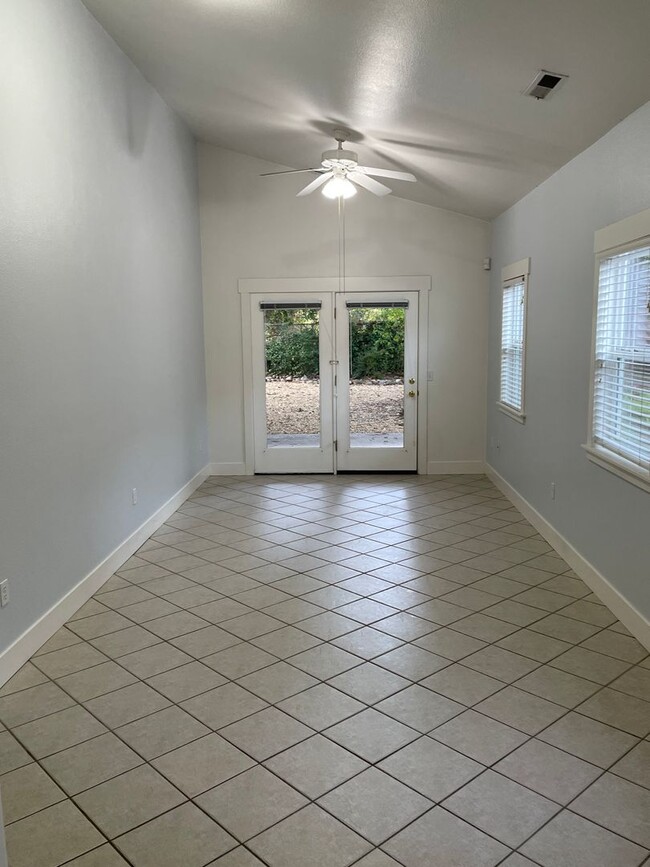 Building Photo - 2 Bedroom 1 1/2 Bath  on Bidwell Park!!