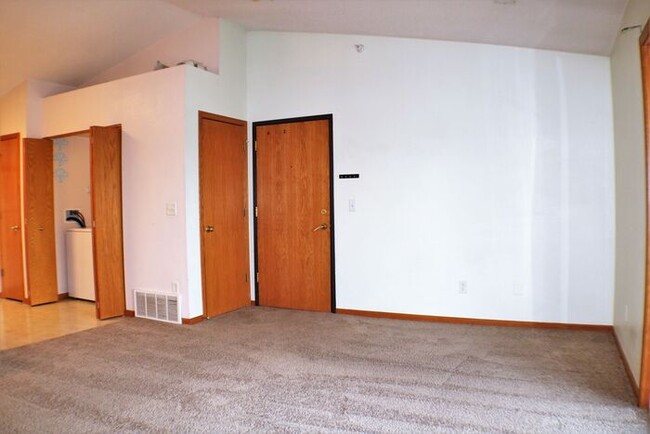 Building Photo - $1,195 | 2 Bedroom, 1 Bathroom Condo | No ...