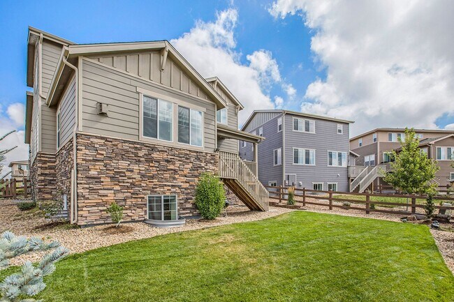 Building Photo - Elegant and spacious home with mountain vi...