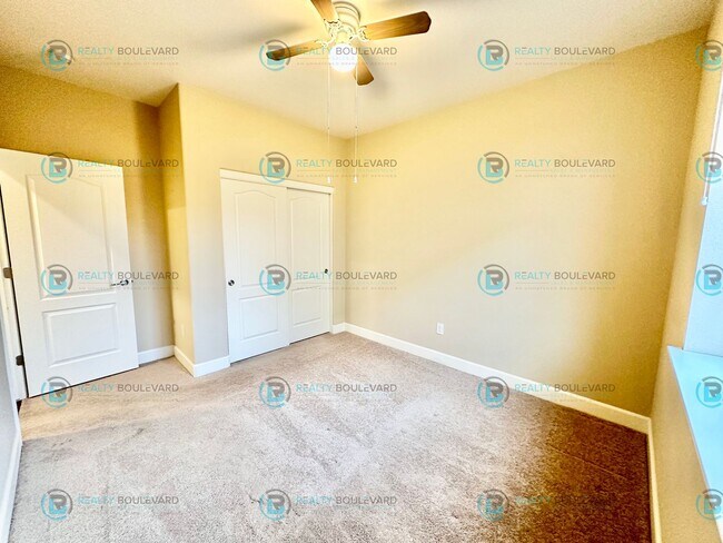 Building Photo - Spacious 4-Bedroom Gem in Somersett with S...