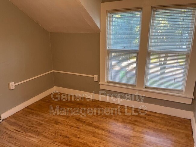 Building Photo - 4 bed 1.5 Bath near UWEC! Available June 1st