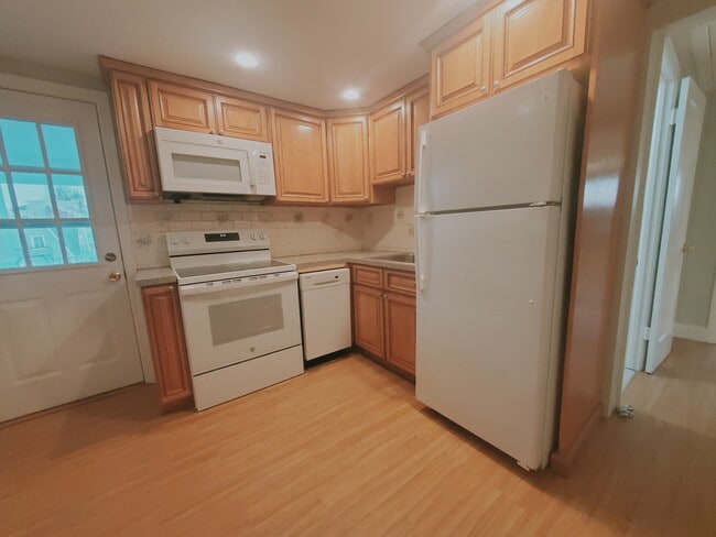 Building Photo - 21 Lyon Ave