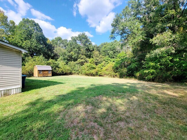 Building Photo - 3 Bed 2 Bath in quiet country setting! View this home TODAY!