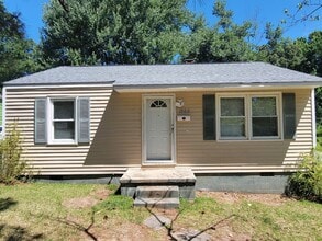 Building Photo - 2 Bedroom 1 Bathroom House