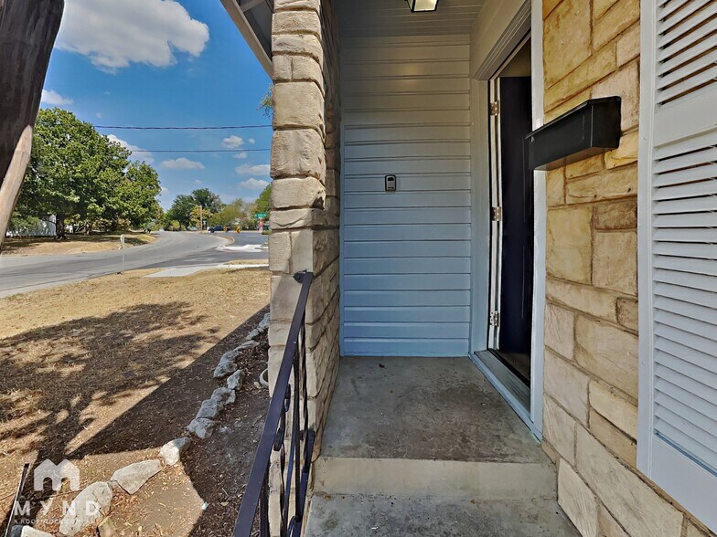 Building Photo - 3862 Meadowbrook Dr