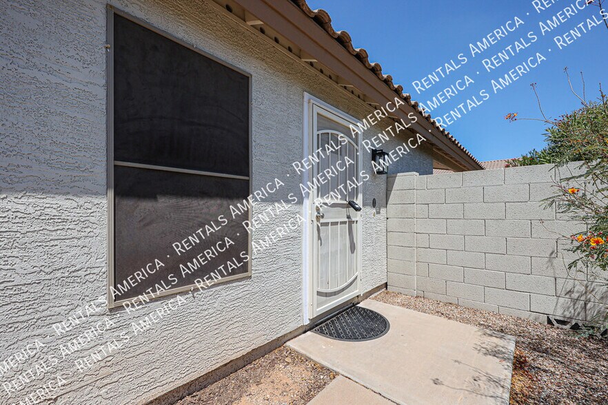 Building Photo - 568 E Sherri Dr