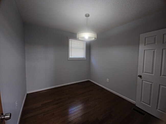 Building Photo - 2317 Roslyn Ave