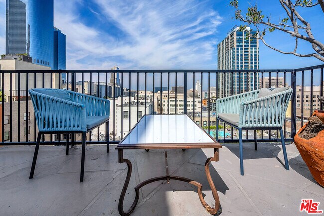 Building Photo - 312 W 5th St