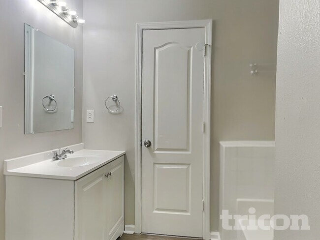 Building Photo - 10980 Thrasher Rd