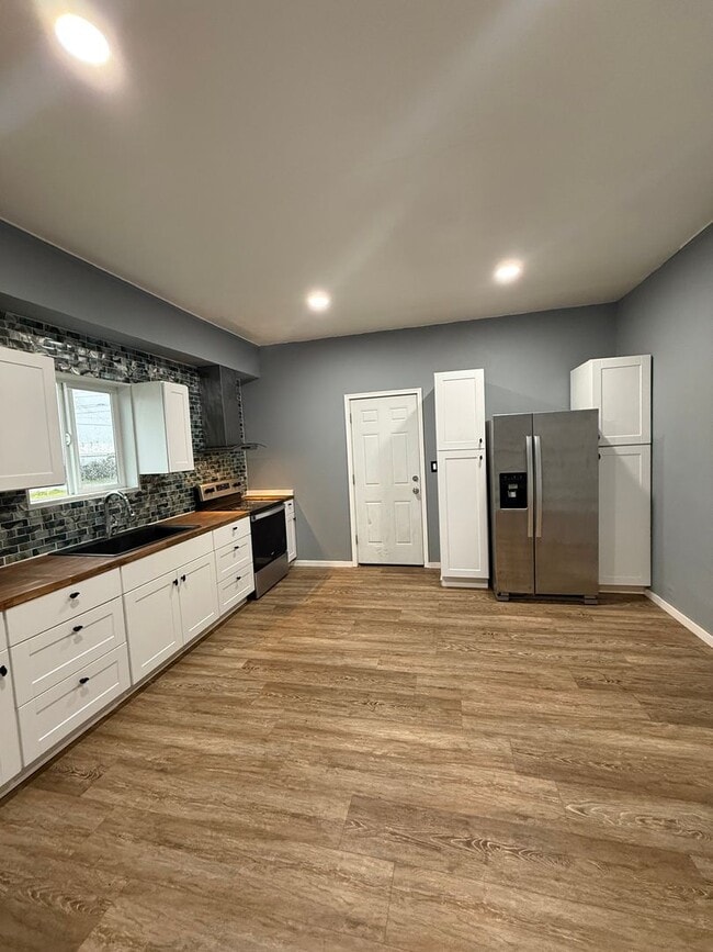 Building Photo - 4bd 1ba Home