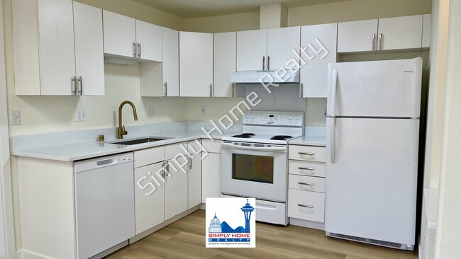 Building Photo - MOVE-IN READY LUXURY RENTAL - Beautifully Renovated 3 Bedroom, 2 Bathroom Duplex in Quiet Cul-de-...