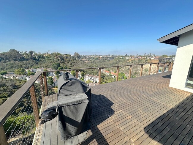 Building Photo - Stunning Hillside Home with Expansive View...