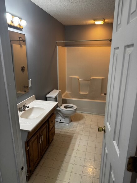 DOWNSTAIRS BATHROOM - 142 Skyline Dr