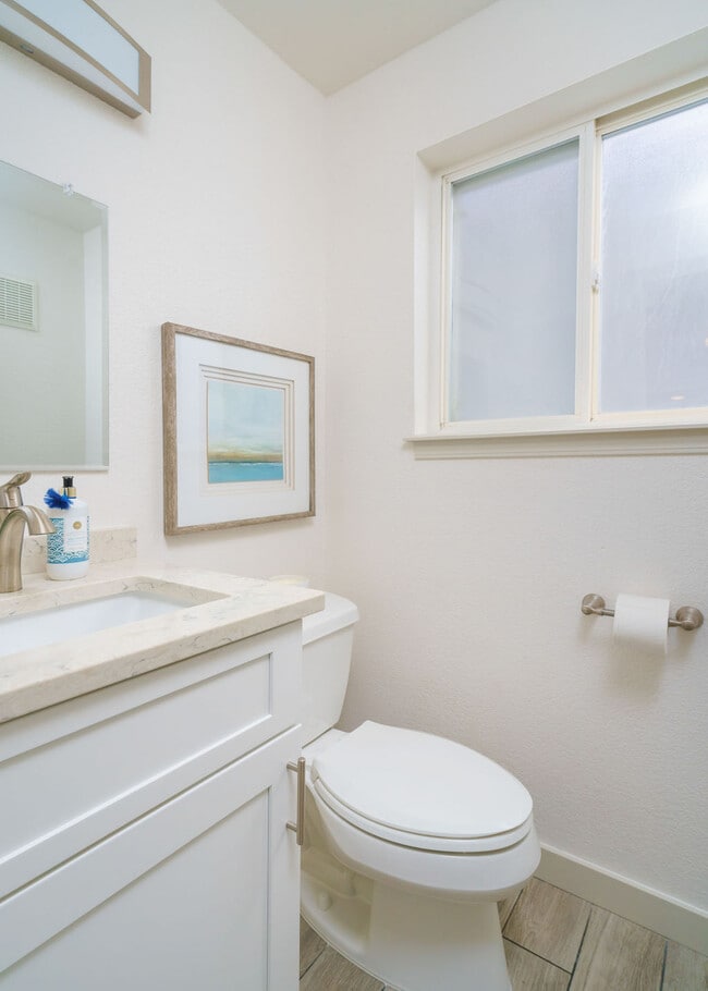 Building Photo - Lilac Retreat - Unit C