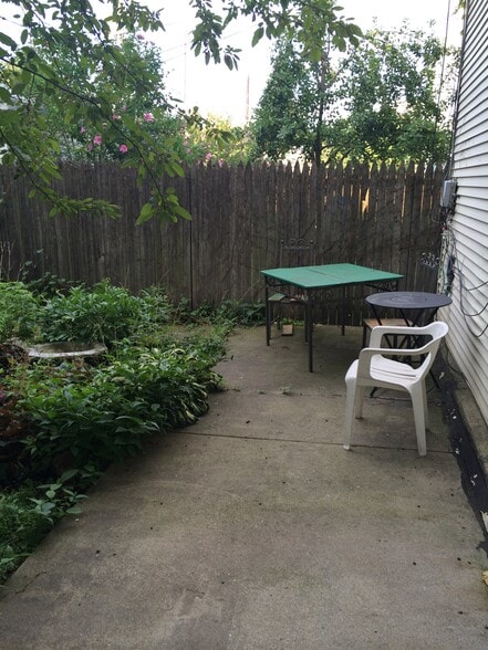 Building Photo - 2558 W Iowa St