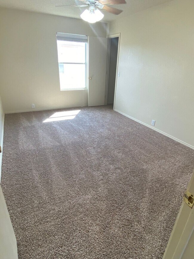 Building Photo - Spacious 4 bedroom house with fenced yard