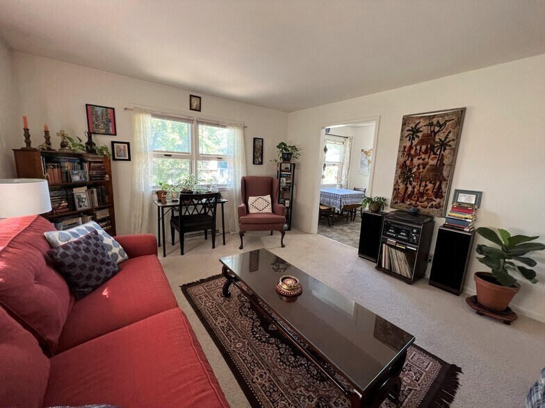 Building Photo - 103 W Oregon St