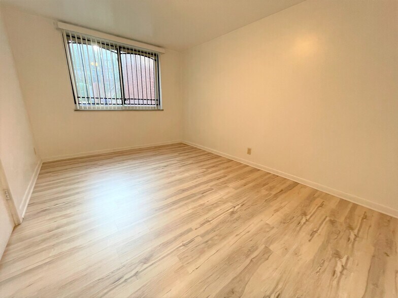 Building Photo - 5712 Phillips Ave