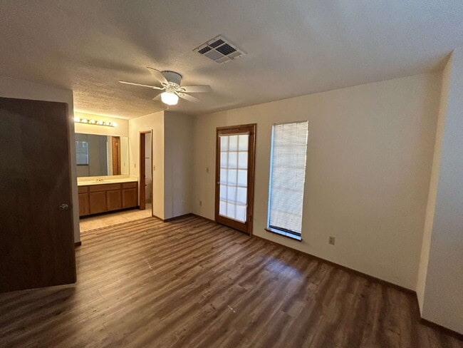 Building Photo - "Charming 2-Bed Townhouse Oasis with 2.5 Baths in Prime Las Vegas Location!"