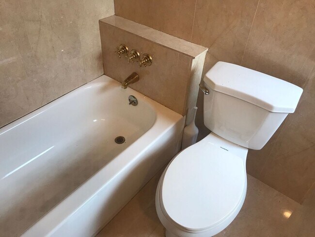 Building Photo - Miami Beach Home with a Pool!