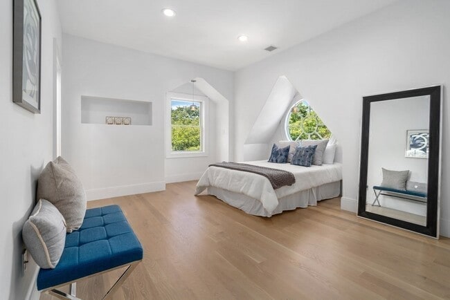 Building Photo - 89 University Rd