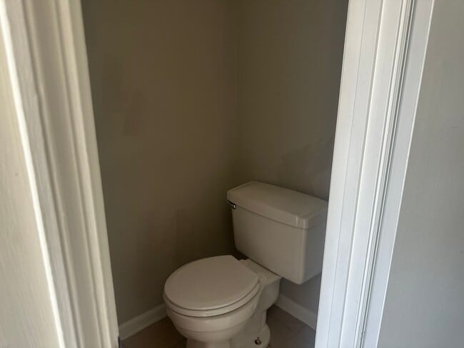 Building Photo - RATE DROP ALERT (was $1400/month) and SUMM...