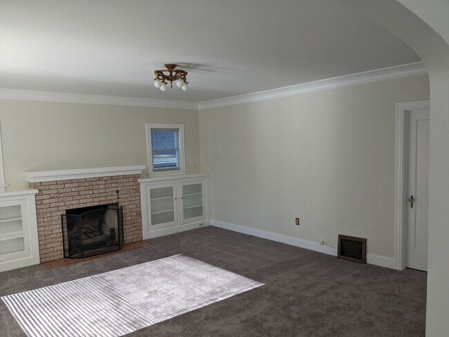 Building Photo - Large 3+ bedroom