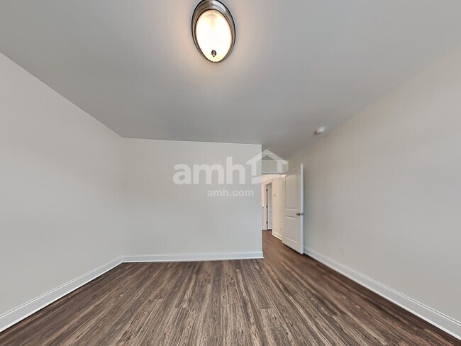 Building Photo - 608 W Lionel Rd