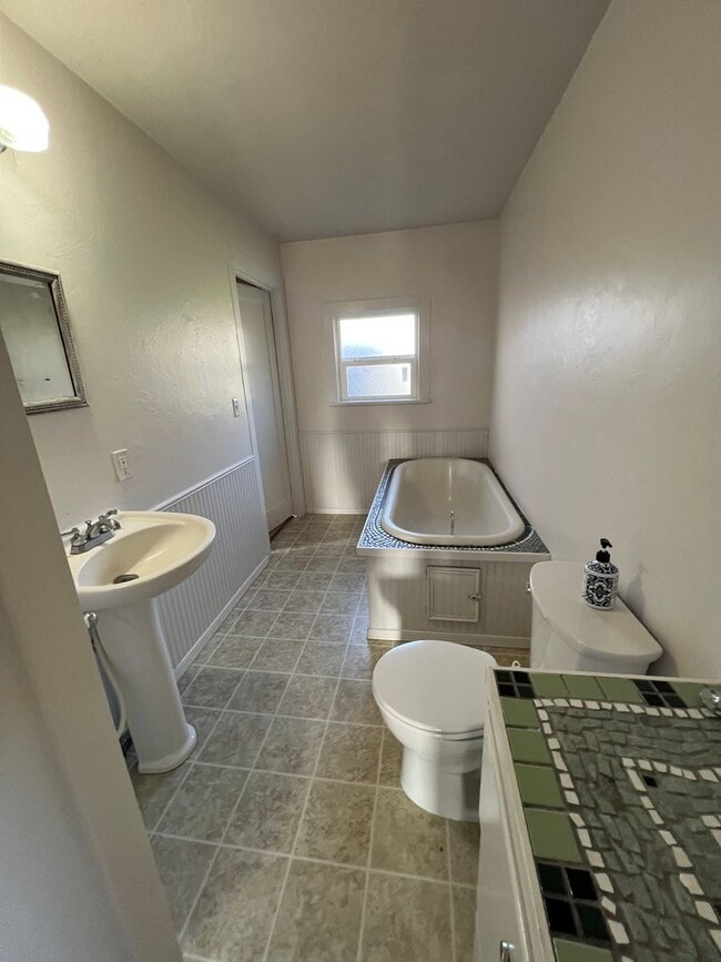 Building Photo - Charming Fields Landing House w/ Large Garage!