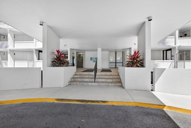 Building Photo - 134 Lakeshore Dr