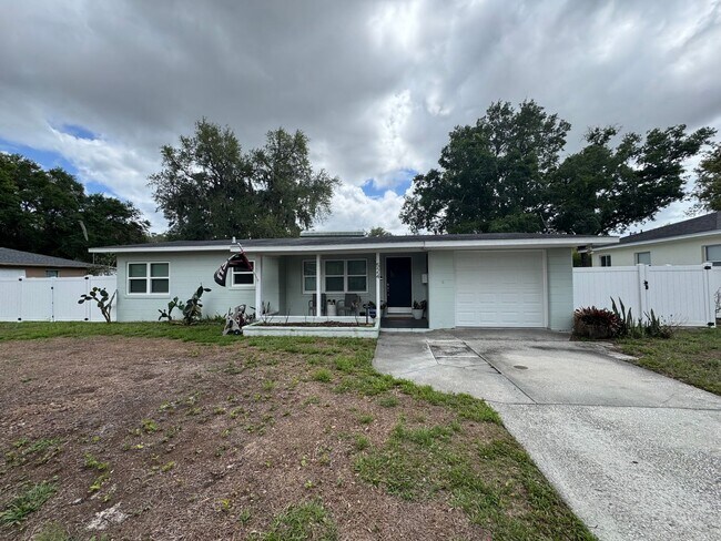 Building Photo - Charming Home, Fenced Backyard, Near Downtown