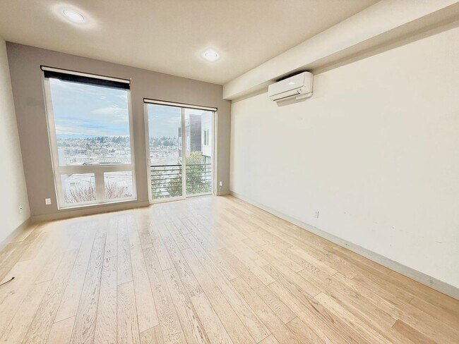 Building Photo - 2 Bed + Den 2 Bathroom Eastlake Townhome with Spectacular Views