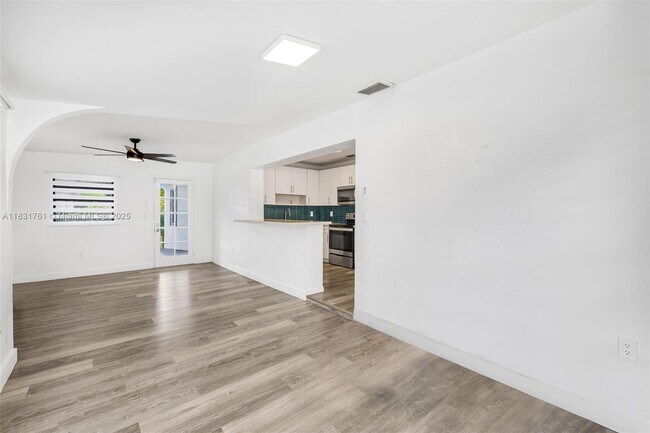 Building Photo - 5425 SW 112th Ave