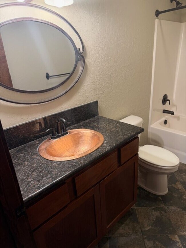 Building Photo - Downtown Charm Meets Modern Convenience in a Stylish 2-Bed Retreat