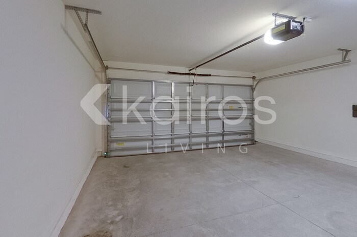 Building Photo - 8661 SW 43rd Ter