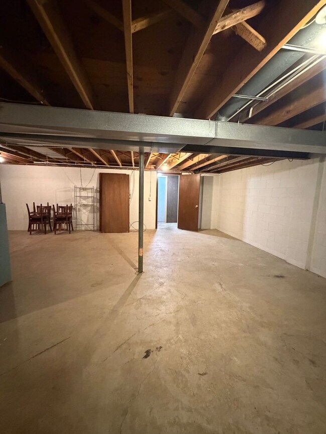 Building Photo - Midpark Duplex